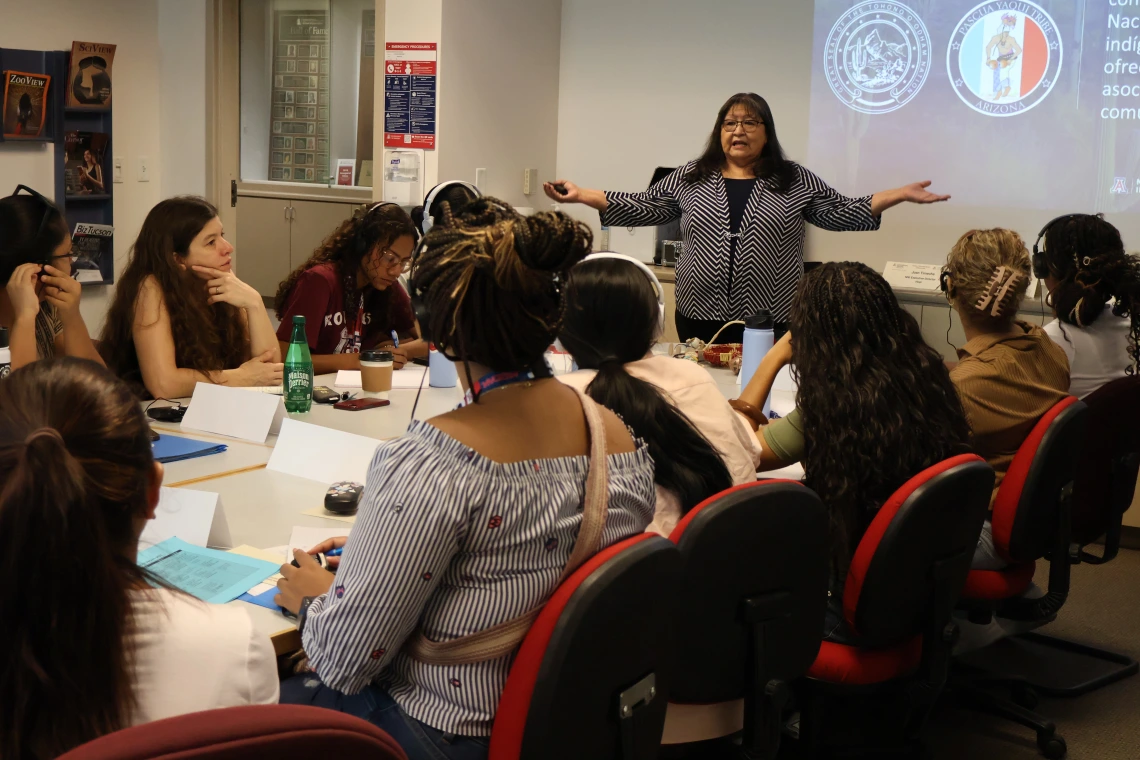 directora ejecutiva del Native Nations Institute, Joan Timeche (Hopi), se enseña a las estudiantes sobre los Pueblos Indígenas de los Estados Unidos.