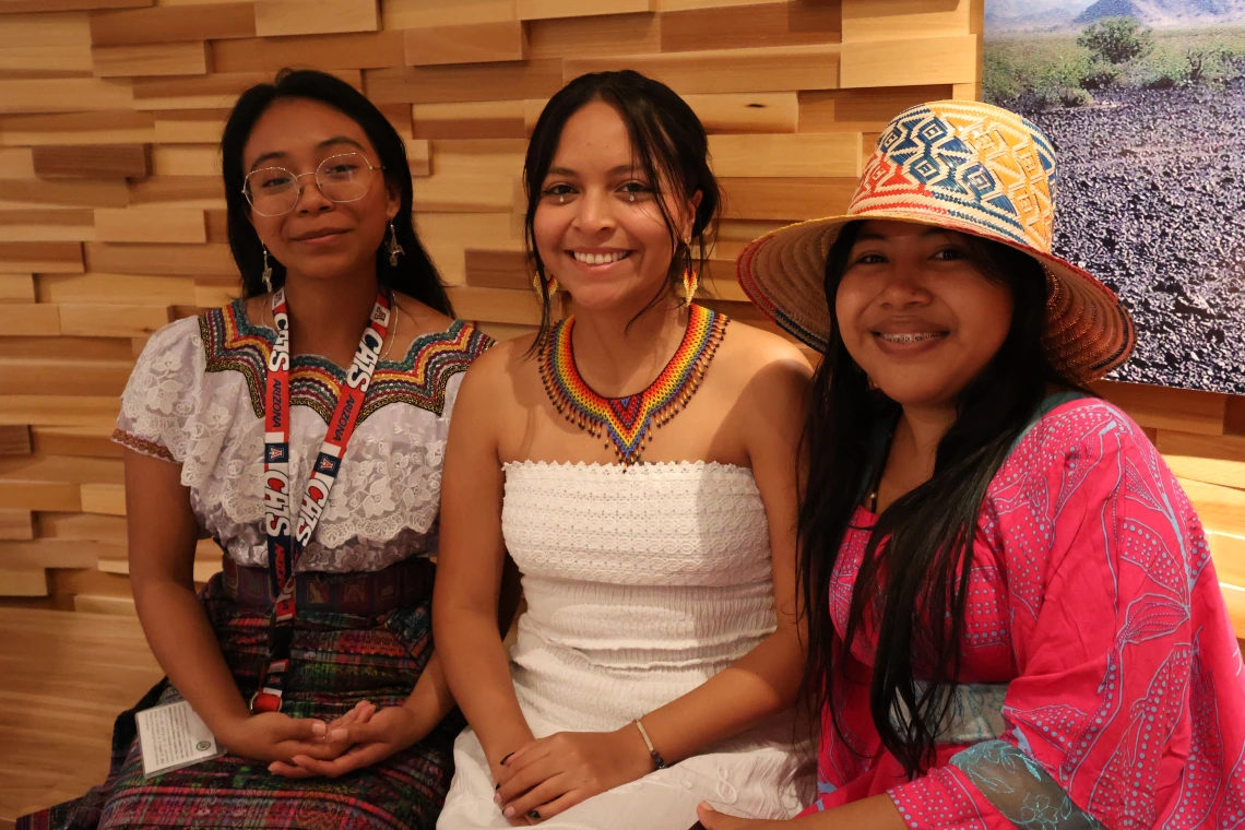 tres estudiantes se sienten en banco en el museo de los Tohono O'odham